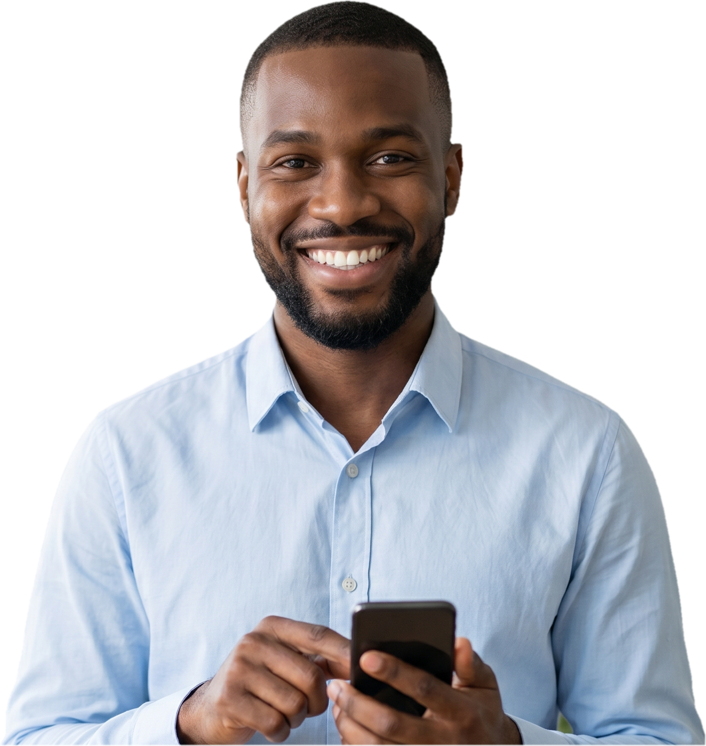 Microempreendedor individual sorrindo com celular na mão